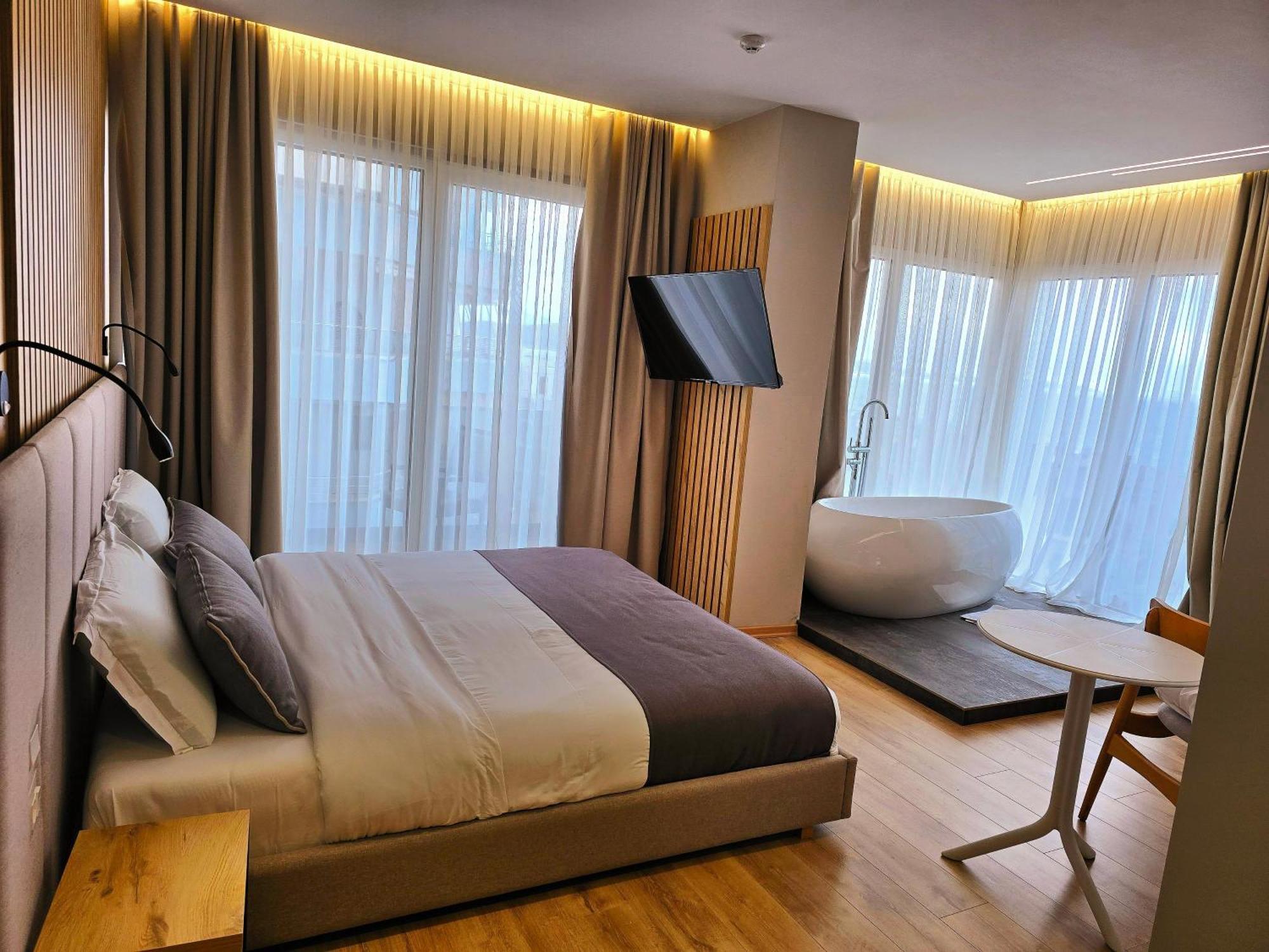 Deluxe Double Room Balcony Sea View Bathtub,1498872688:JPEG