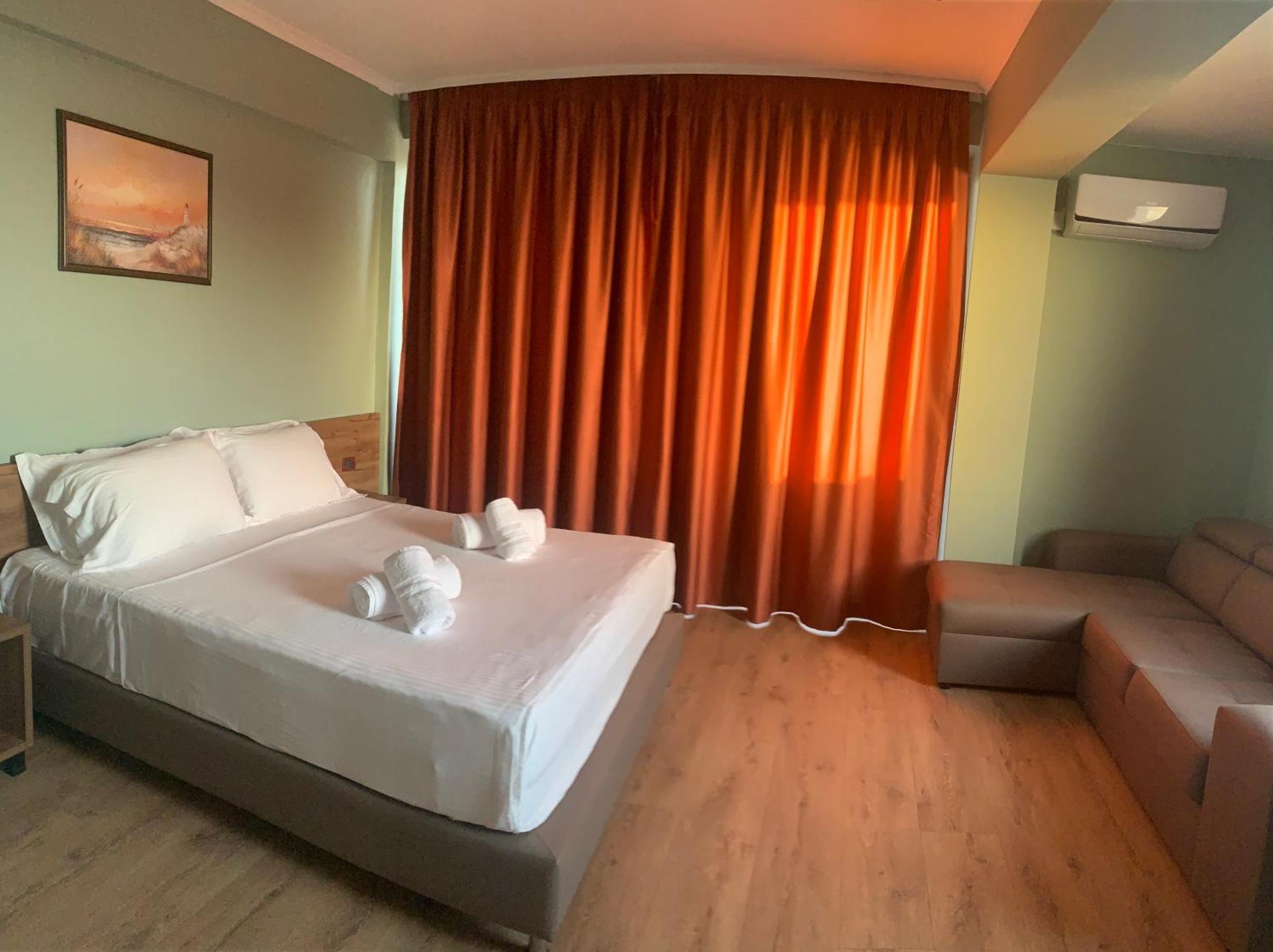 Dreibettzimmer mit Poolblick