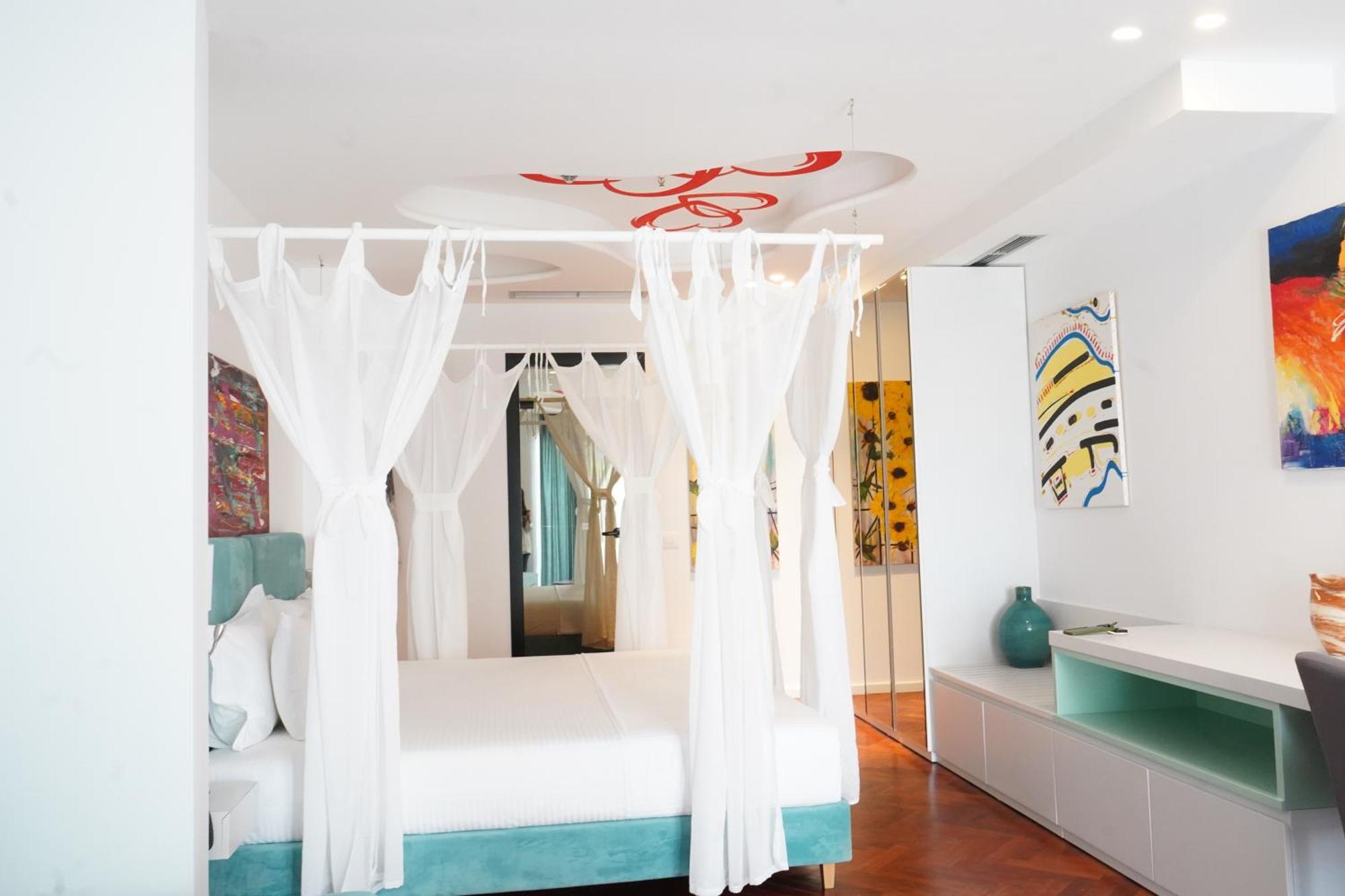 Zimmer mit Queensize-Bett und Gartenblick